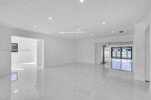 House in Miami, Florida 4 bedrooms, 247.96 sq.m. № 1423938 - photo 4