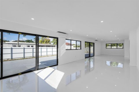 House in Miami, Florida 4 bedrooms, 247.96 sq.m. № 1423938 - photo 12