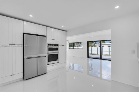 House in Miami, Florida 4 bedrooms, 247.96 sq.m. № 1423938 - photo 13