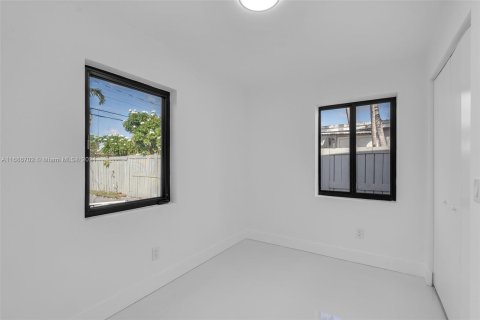 House in Miami, Florida 4 bedrooms, 247.96 sq.m. № 1423938 - photo 17