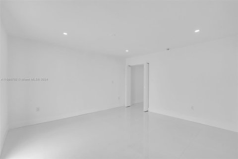 House in Miami, Florida 4 bedrooms, 247.96 sq.m. № 1423938 - photo 24