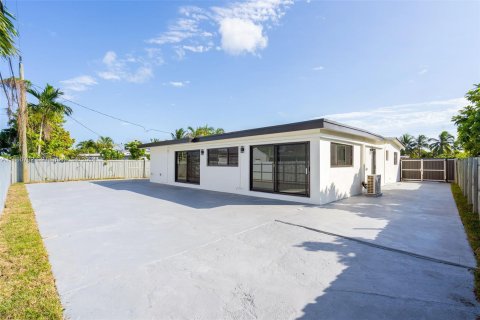 House in Miami, Florida 4 bedrooms, 247.96 sq.m. № 1423938 - photo 29