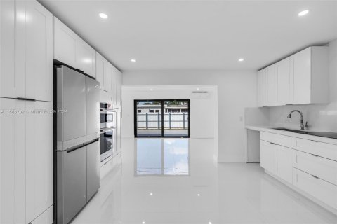 House in Miami, Florida 4 bedrooms, 247.96 sq.m. № 1423938 - photo 8