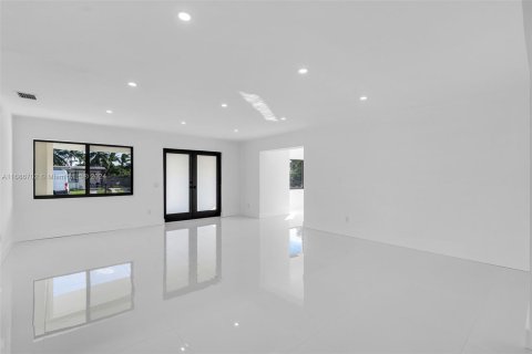 House in Miami, Florida 4 bedrooms, 247.96 sq.m. № 1423938 - photo 6