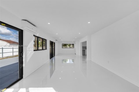 House in Miami, Florida 4 bedrooms, 247.96 sq.m. № 1423938 - photo 11