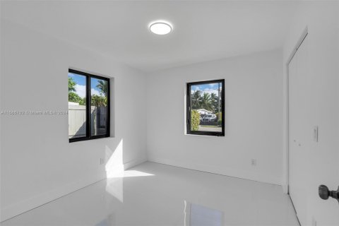 House in Miami, Florida 4 bedrooms, 247.96 sq.m. № 1423938 - photo 19