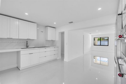 House in Miami, Florida 4 bedrooms, 247.96 sq.m. № 1423938 - photo 9