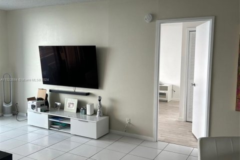Condominio en venta en Hallandale Beach, Florida, 2 dormitorios, 130.06 m2 № 975675 - foto 7