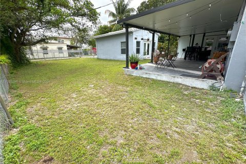 House in Dania Beach, Florida 2 bedrooms, 99.59 sq.m. № 1081071 - photo 2