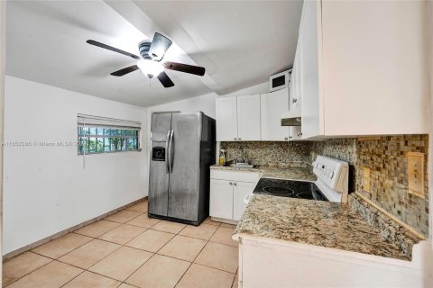 Immobilier commercial à vendre à Miami, Floride: 129.51 m2 № 1345389 - photo 17