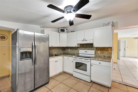 Immobilier commercial à vendre à Miami, Floride: 129.51 m2 № 1345389 - photo 18