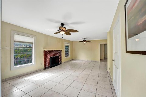 Immobilier commercial à vendre à Miami, Floride: 129.51 m2 № 1345389 - photo 4