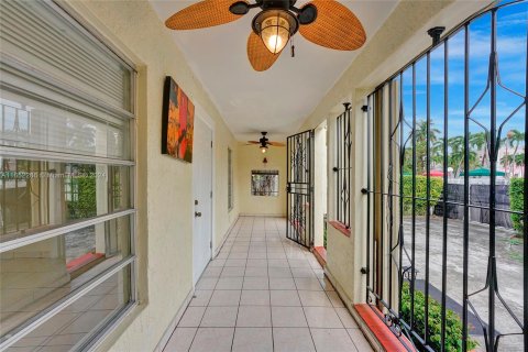 Immobilier commercial à vendre à Miami, Floride: 129.51 m2 № 1345389 - photo 3