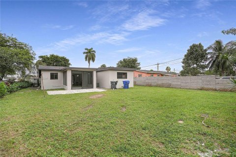 Villa ou maison à louer à Hollywood, Floride: 3 chambres, 120.4 m2 № 1345426 - photo 28