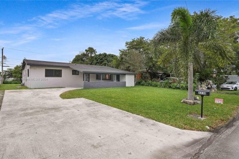 Villa ou maison à louer à Hollywood, Floride: 3 chambres, 120.4 m2 № 1345426 - photo 2