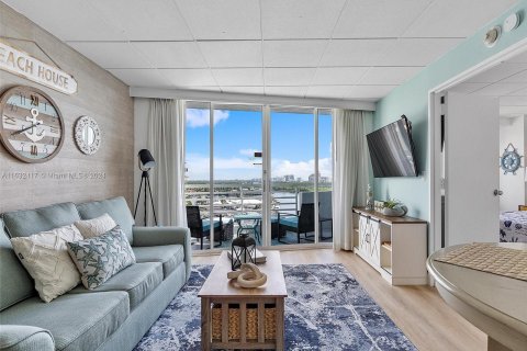 Condo in Fort Lauderdale, Florida, 1 bedroom  № 1294643 - photo 1