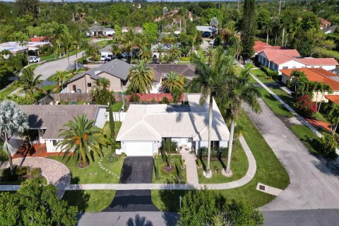 Villa ou maison à vendre à Weston, Floride: 3 chambres, 212.75 m2 № 1099278 - photo 1