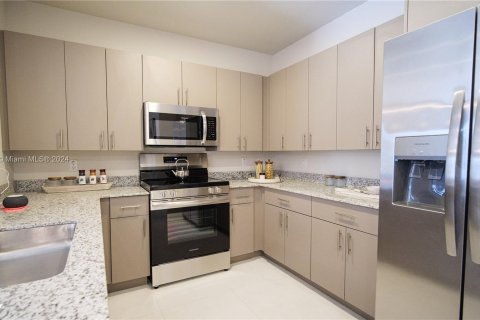 Condo in Dania Beach, Florida, 2 bedrooms  № 1333590 - photo 7