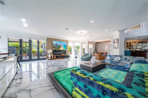 Casa en venta en North Miami Beach, Florida, 6 dormitorios, 525.64 m2 № 1292667 - foto 10