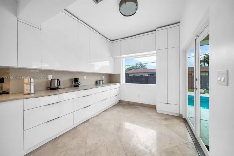 Casa en venta en Miami, Florida, 5 dormitorios, 241.73 m2 № 784130 - foto 17