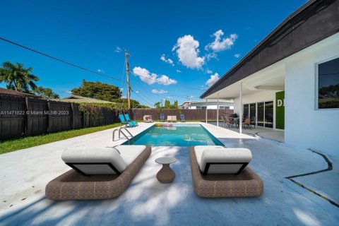 Casa en venta en Miami, Florida, 5 dormitorios, 241.73 m2 № 784130 - foto 1