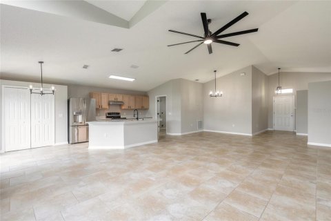 House in Edgewater, Florida 3 bedrooms, 148.64 sq.m. № 1342429 - photo 9