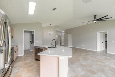 House in Edgewater, Florida 3 bedrooms, 148.64 sq.m. № 1342429 - photo 13