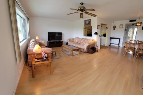 Condo in Palm Springs, Florida, 1 bedroom  № 928087 - photo 2