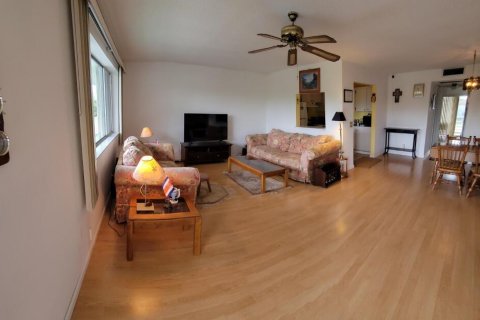 Condo in Palm Springs, Florida, 1 bedroom  № 928087 - photo 6