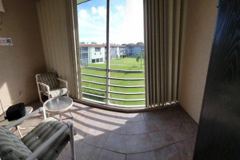 Condo in Palm Springs, Florida, 1 bedroom  № 928087 - photo 19