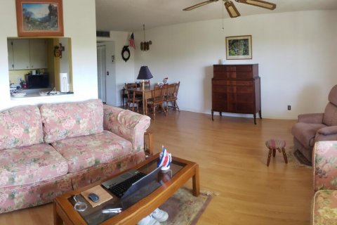 Condo in Palm Springs, Florida, 1 bedroom  № 928087 - photo 23