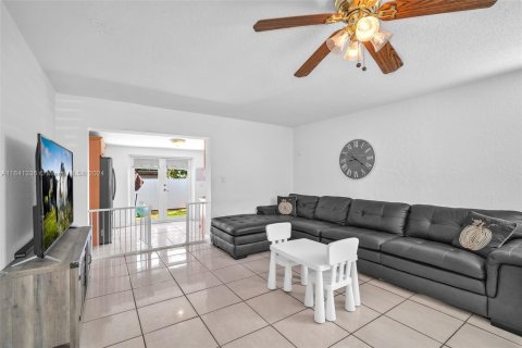 House in Miami, Florida 4 bedrooms, 178.93 sq.m. № 1319209 - photo 8