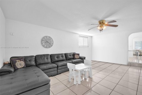 Casa en venta en Miami, Florida, 4 dormitorios, 178.93 m2 № 1319209 - foto 9