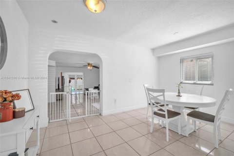 Villa ou maison à vendre à Miami, Floride: 4 chambres, 178.93 m2 № 1319209 - photo 6