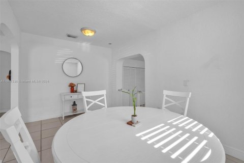 Villa ou maison à vendre à Miami, Floride: 4 chambres, 178.93 m2 № 1319209 - photo 7