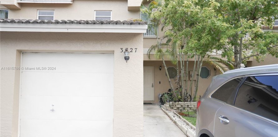 Townhouse in Sunrise, Florida 3 bedrooms, 144.56 sq.m. № 1238843