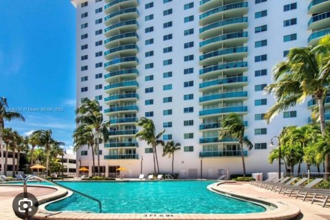 Condo in Sunny Isles Beach, Florida, 1 bedroom  № 873958 - photo 1