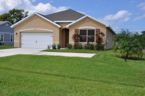 House in Port St. Lucie, Florida 4 bedrooms, 169.73 sq.m. № 1308490 - photo 1