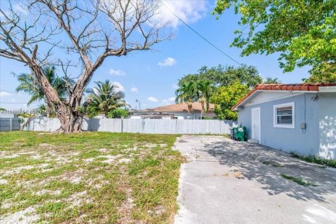 House in Opa-locka, Florida 3 bedrooms, 93.65 sq.m. № 1345610 - photo 26