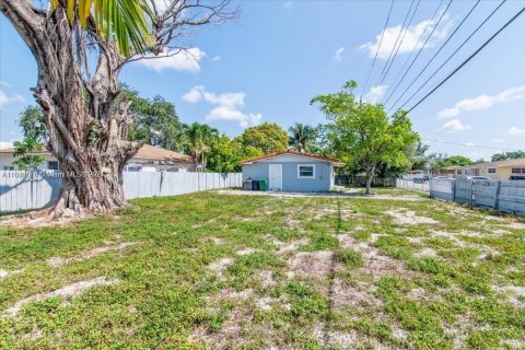 House in Opa-locka, Florida 3 bedrooms, 93.65 sq.m. № 1345610 - photo 30