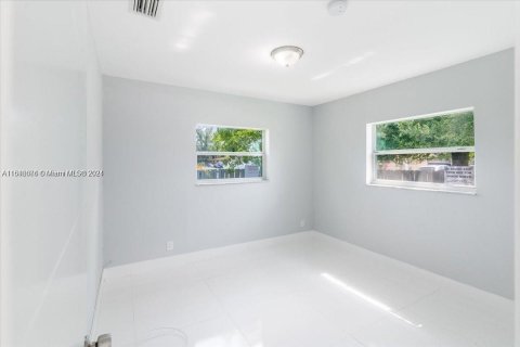 House in Opa-locka, Florida 3 bedrooms, 93.65 sq.m. № 1345610 - photo 11