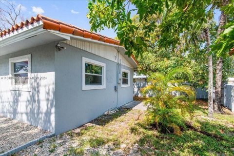 House in Opa-locka, Florida 3 bedrooms, 93.65 sq.m. № 1345610 - photo 23