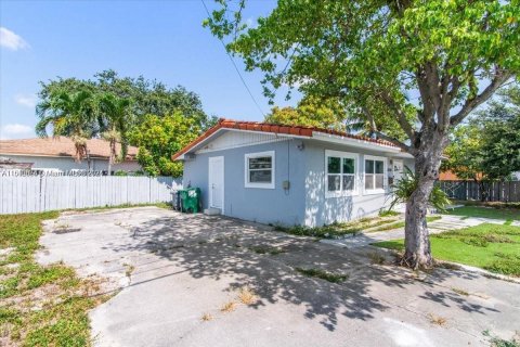 House in Opa-locka, Florida 3 bedrooms, 93.65 sq.m. № 1345610 - photo 27