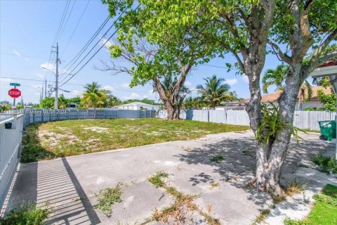 House in Opa-locka, Florida 3 bedrooms, 93.65 sq.m. № 1345610 - photo 25