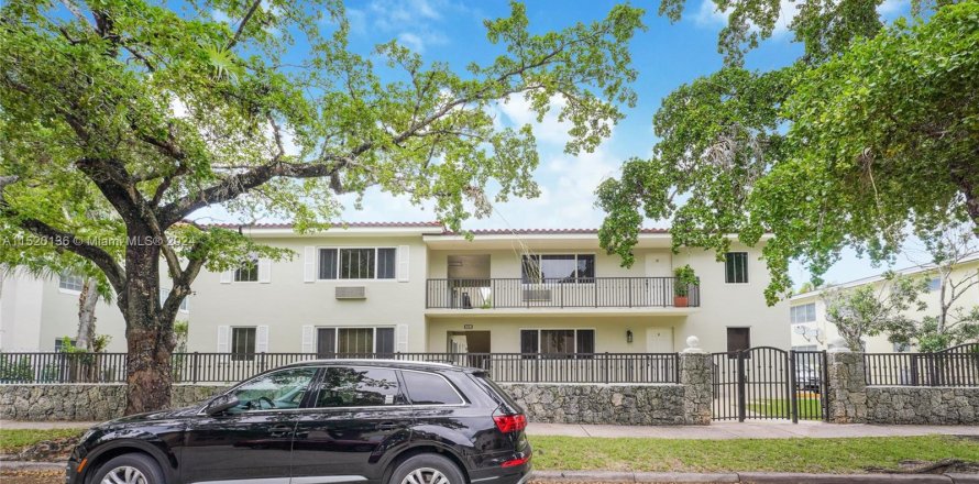 Commercial property in Coral Gables, Florida № 976197