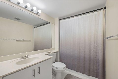 Condo in Miami Beach, Florida, 1 bedroom  № 974617 - photo 17