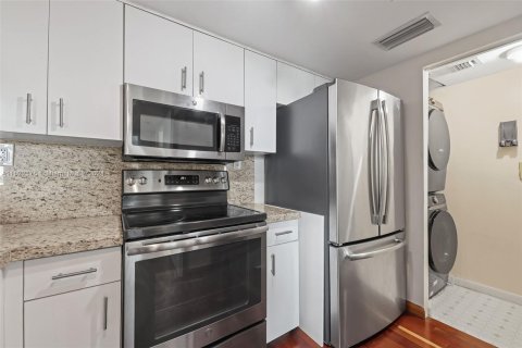 Condo in Miami Beach, Florida, 1 bedroom  № 974617 - photo 12