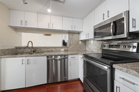 Condo in Miami Beach, Florida, 1 bedroom  № 974617 - photo 8