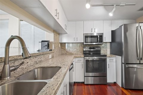 Condo in Miami Beach, Florida, 1 bedroom  № 974617 - photo 11