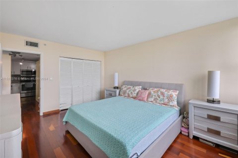 Condo in Miami Beach, Florida, 1 bedroom  № 974617 - photo 15